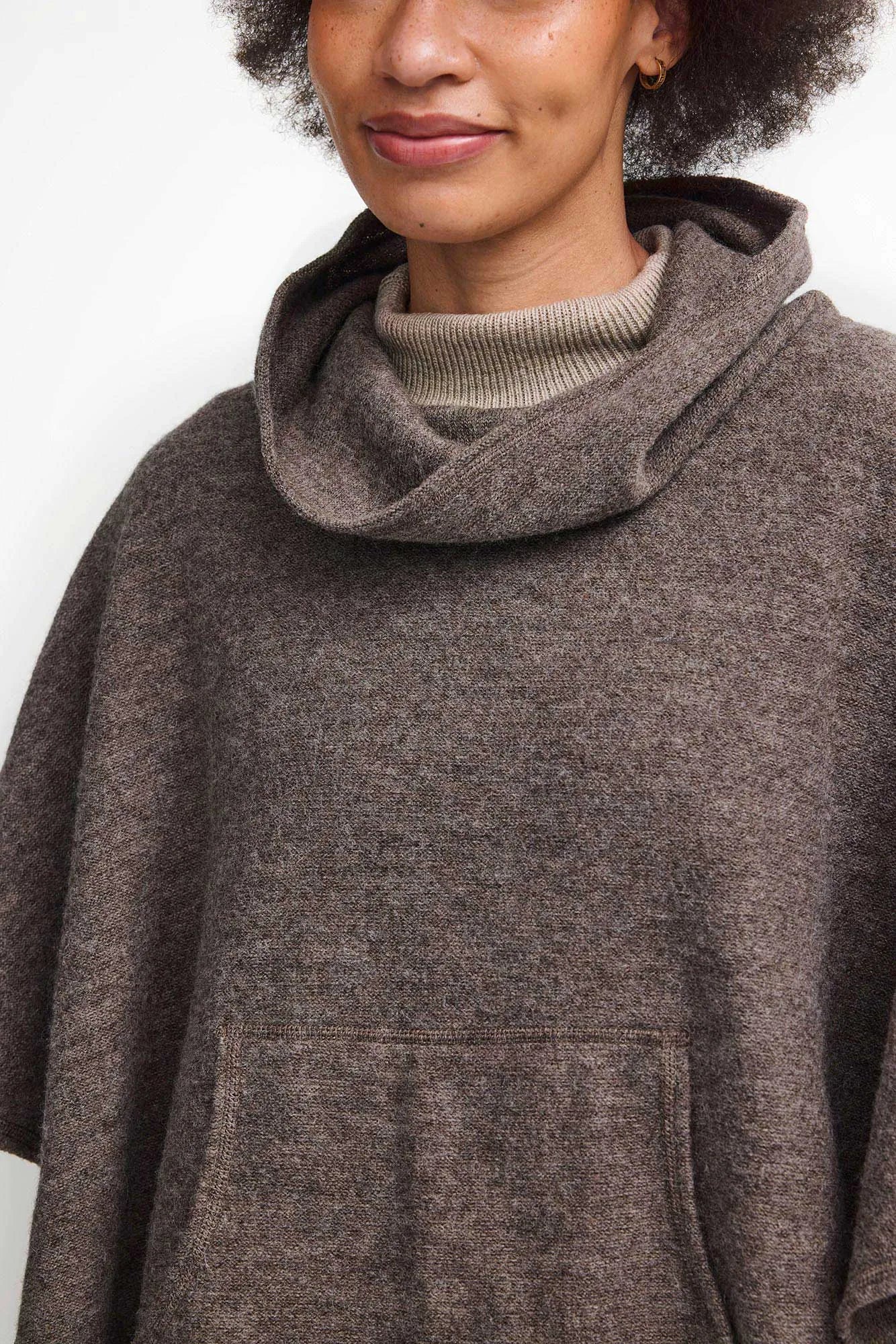 NLS HUMLA PONCHO, 100% OFÄRGAD ULL — NUTMEG - Ivanhoe of Sweden