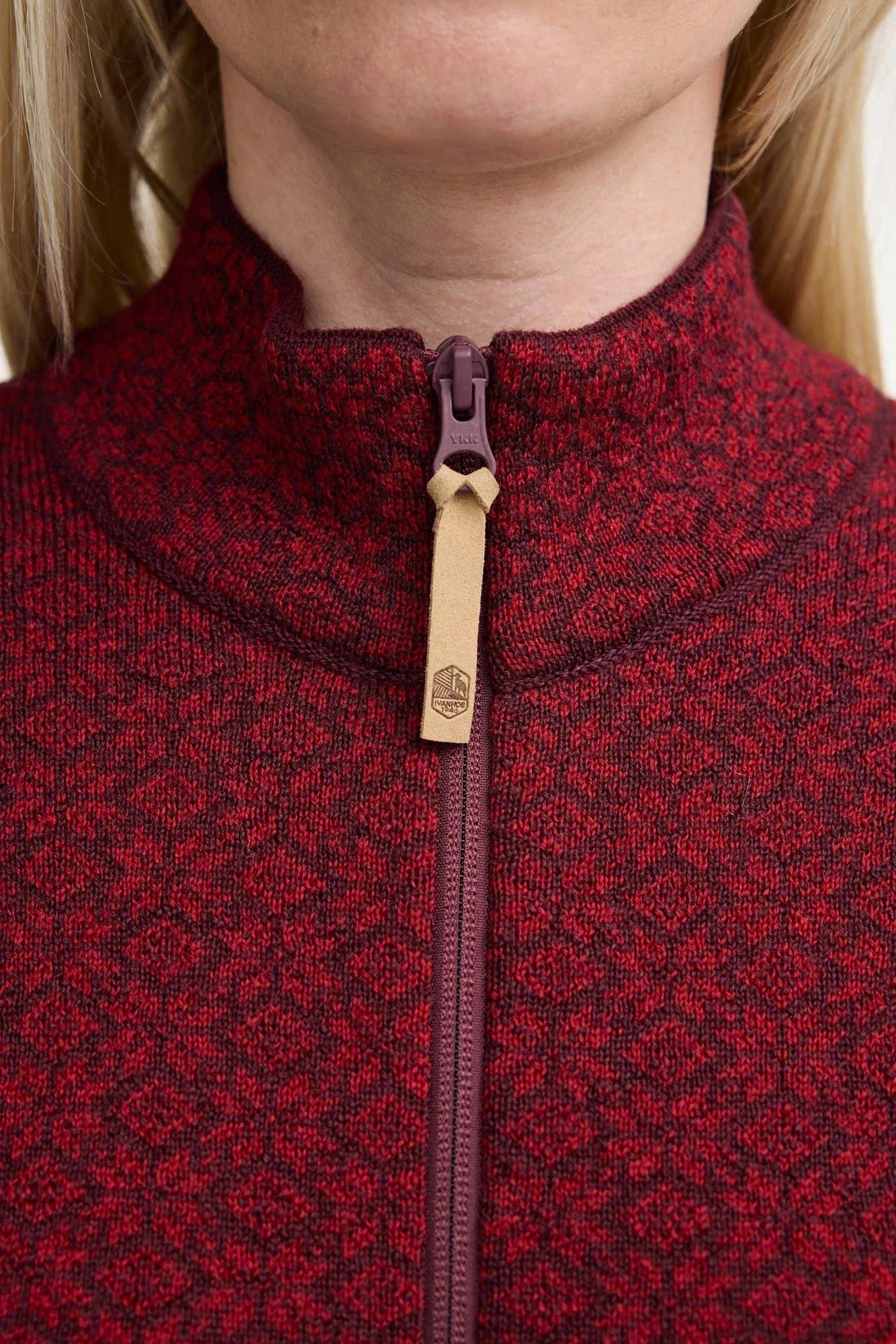 Detalj av dragkedja på Fiona Full Zip deep red