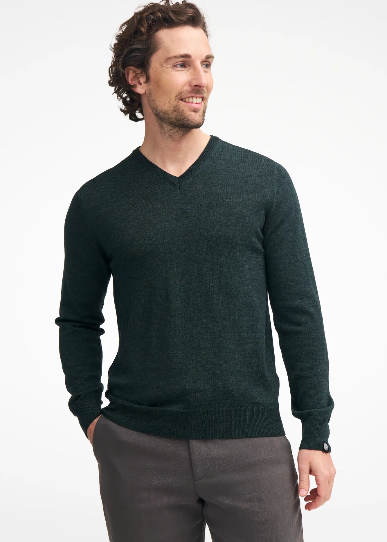 MERINO V - NECK MALE, 100% EXTRA FINE MERINOULL — BLACK - Ivanhoe of Sweden