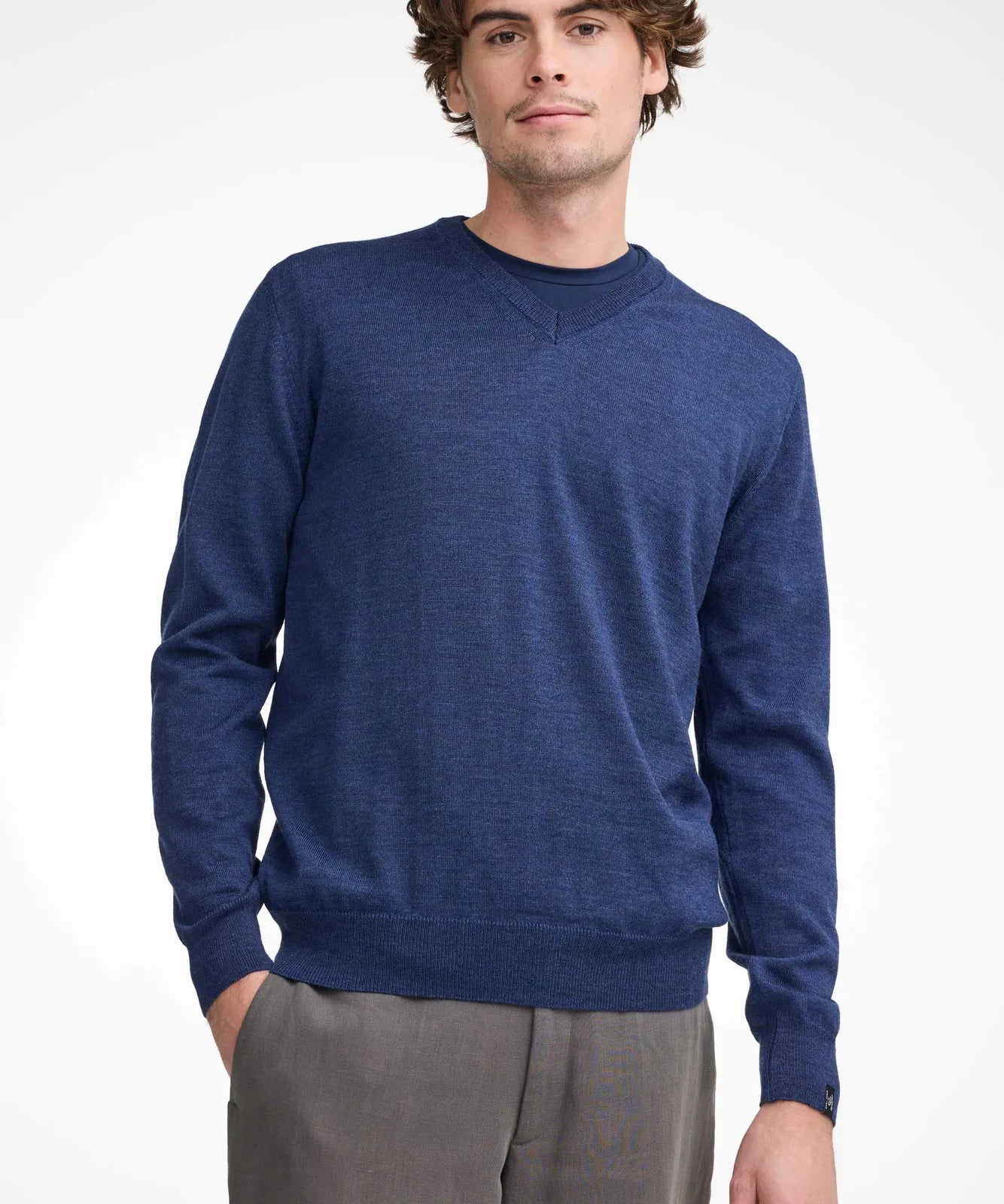 MERINO V - NECK MALE, 100% EXTRA FINE MERINOULL — STEELBLUE - Ivanhoe of Sweden