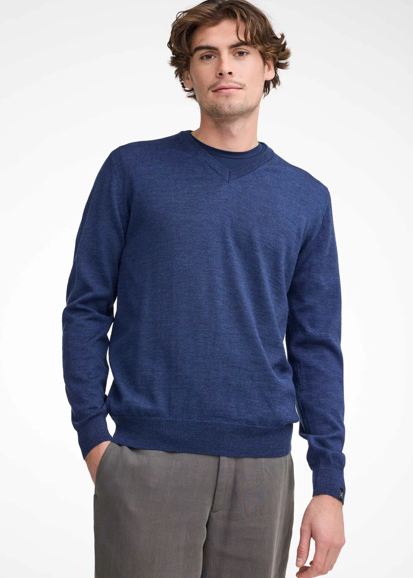 MERINO V - NECK MALE, 100% EXTRA FINE MERINOULL — STEELBLUE - Ivanhoe of Sweden