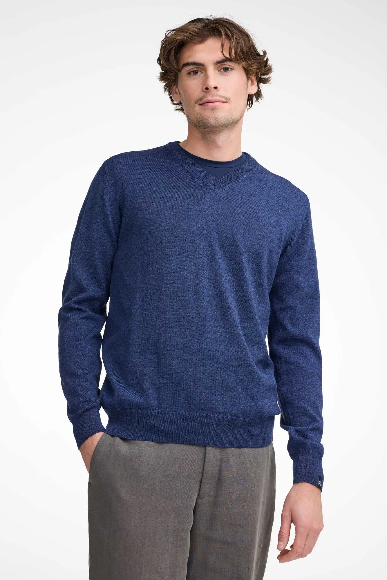 MERINO V - NECK MALE, 100% EXTRA FINE MERINOULL — STEELBLUE - Ivanhoe of Sweden