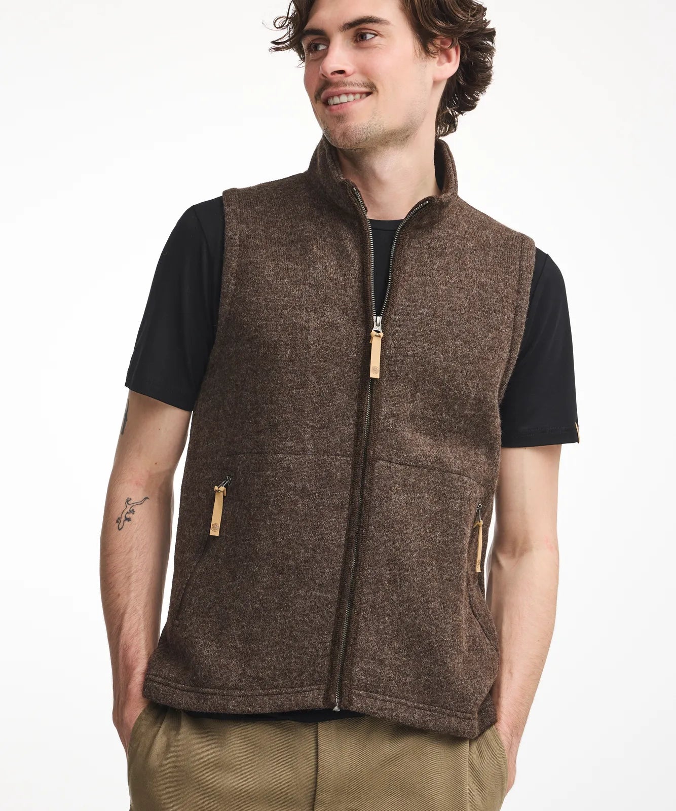 NLS BARLEY VEST, 100% OFÄRGAD ULL — CHOCOLATE - Ivanhoe of Sweden
