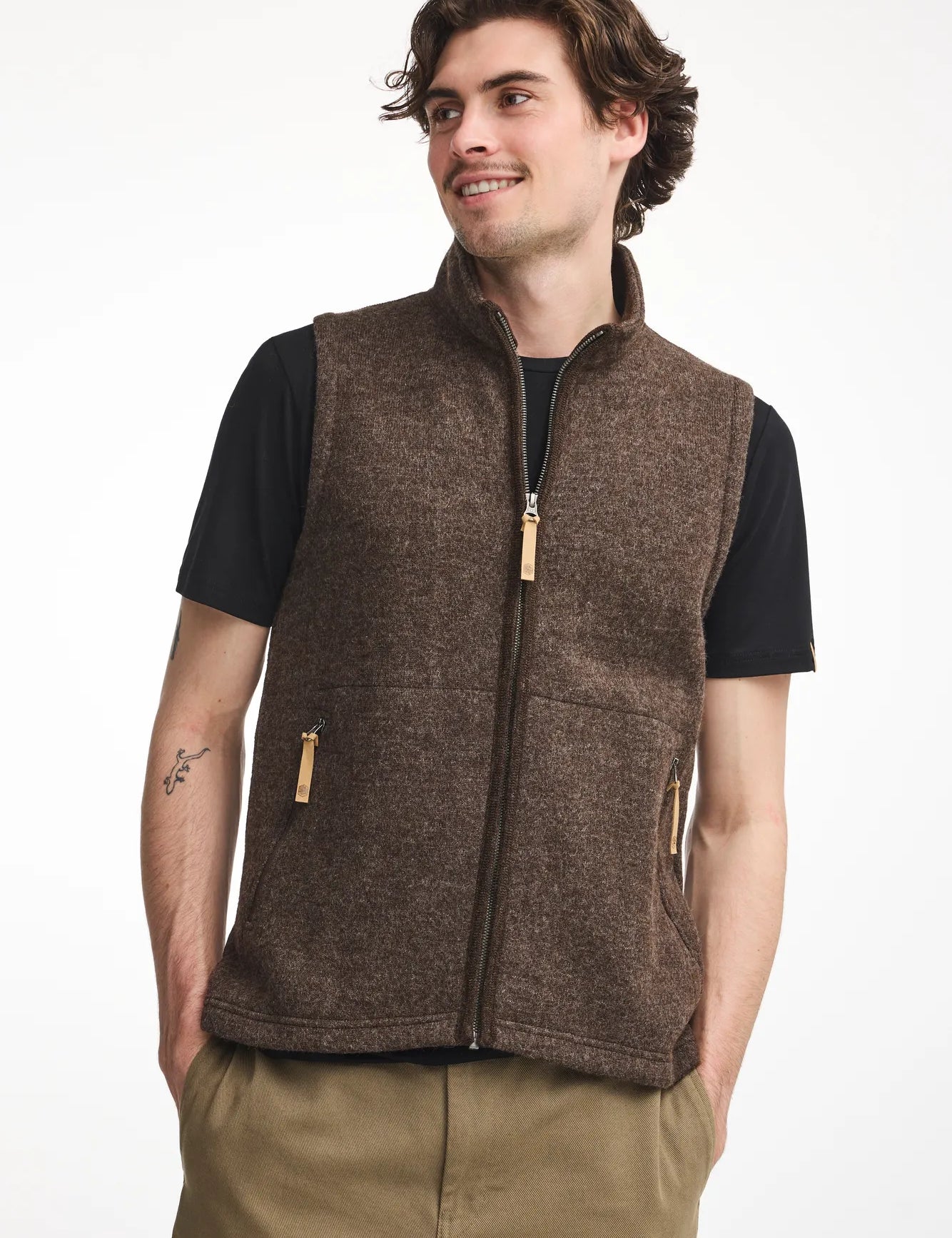 NLS BARLEY VEST, 100% OFÄRGAD ULL — CHOCOLATE - Ivanhoe of Sweden