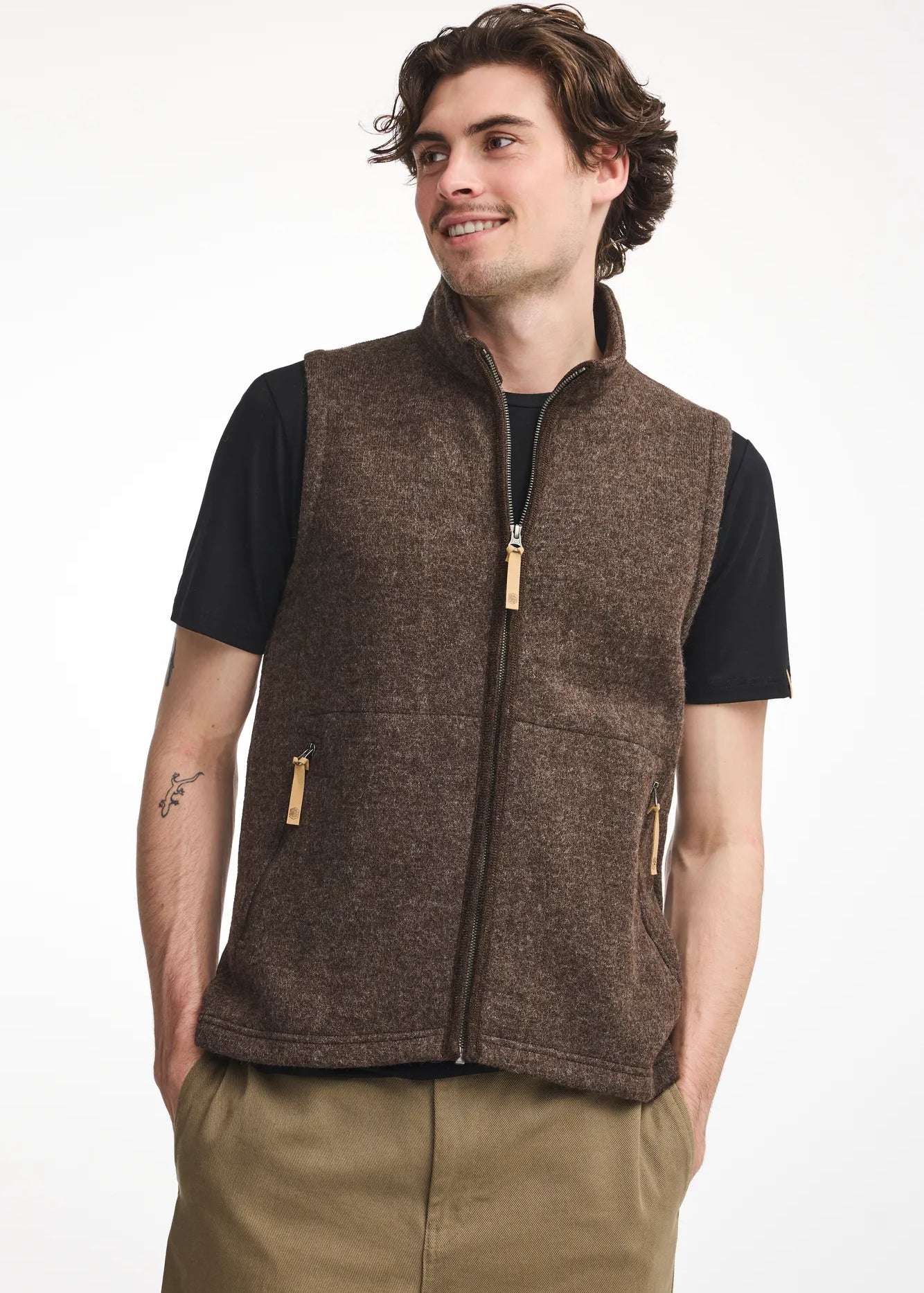 NLS BARLEY VEST, 100% OFÄRGAD ULL — CHOCOLATE - Ivanhoe of Sweden