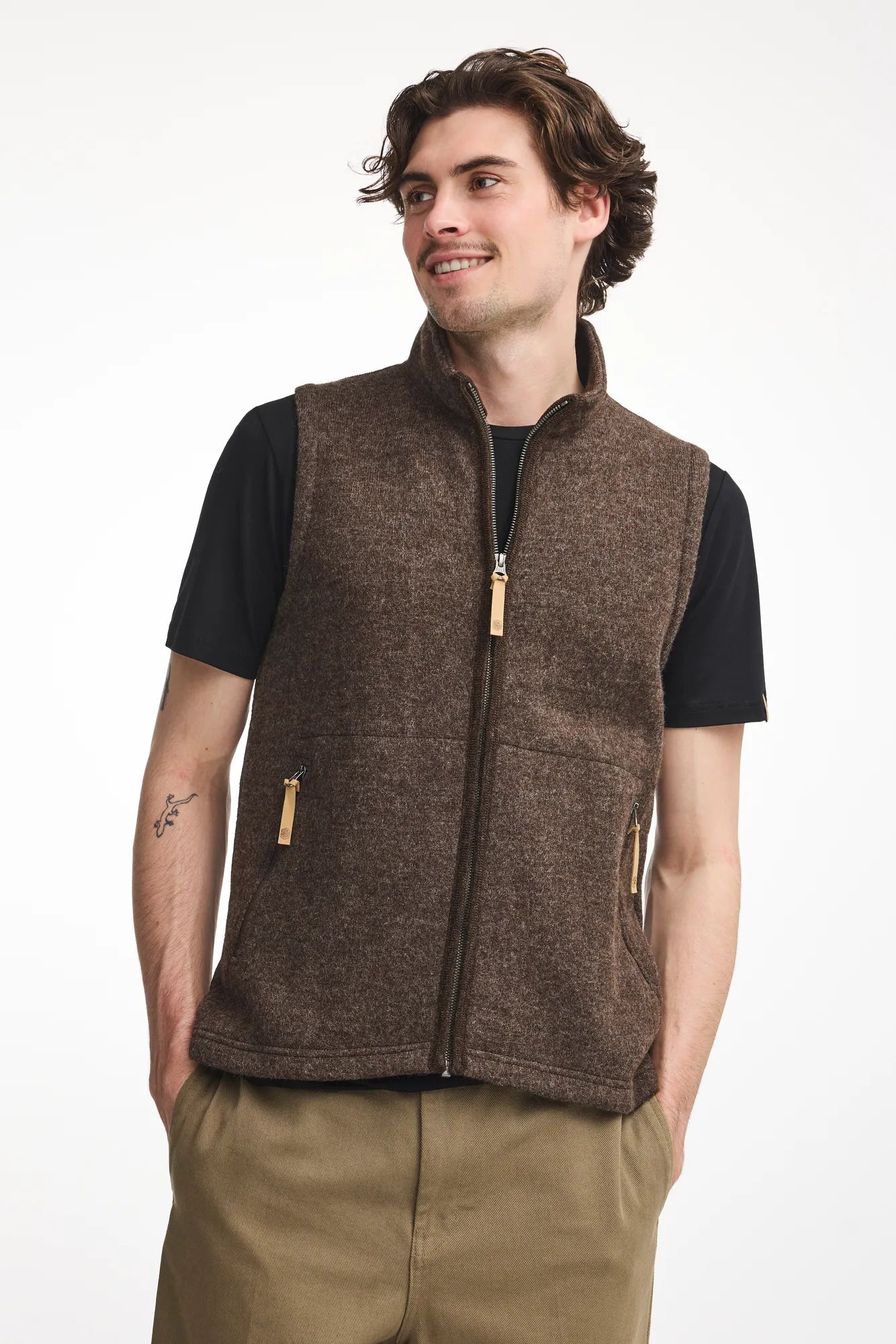 NLS BARLEY VEST, 100% OFÄRGAD ULL — CHOCOLATE - Ivanhoe of Sweden