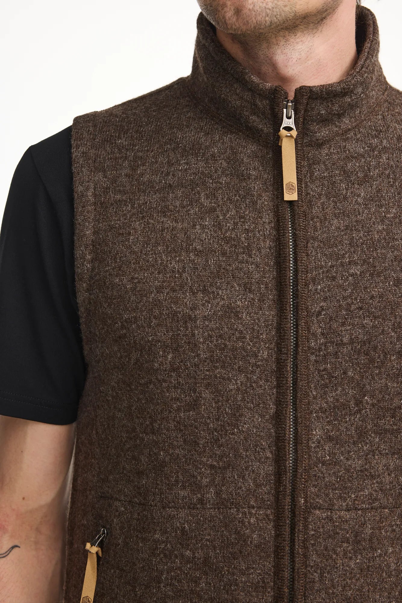 NLS BARLEY VEST, 100% OFÄRGAD ULL — CHOCOLATE - Ivanhoe of Sweden