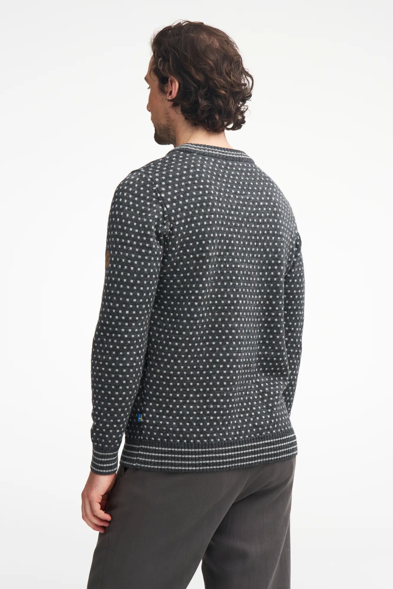 Detalj av ullkvalitet i Sverre Crewneck grey