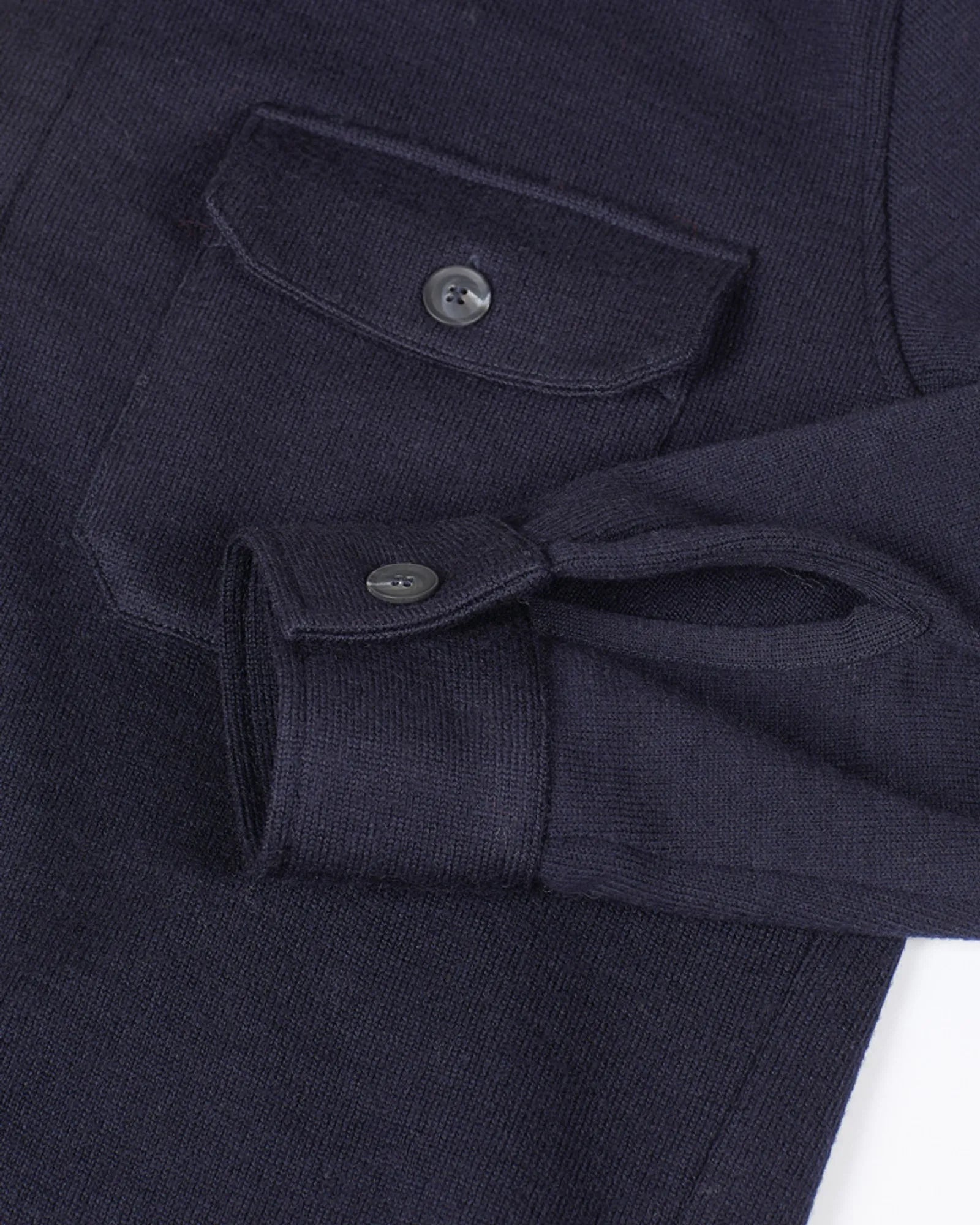 GY Grimstorp navy overshirt i merinoull på modell