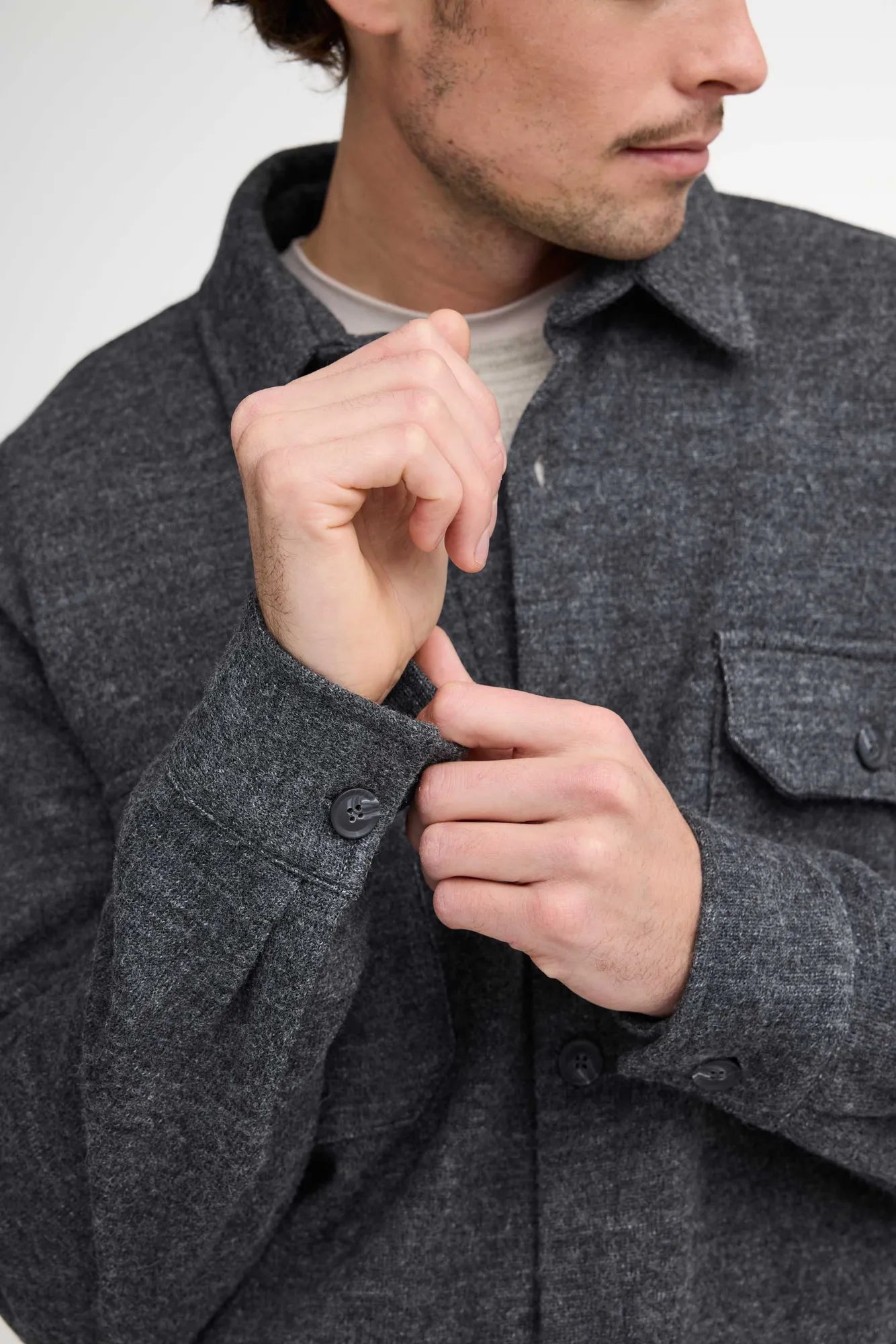 GY Grimstorp graphite marl overshirt i merinoull på modell