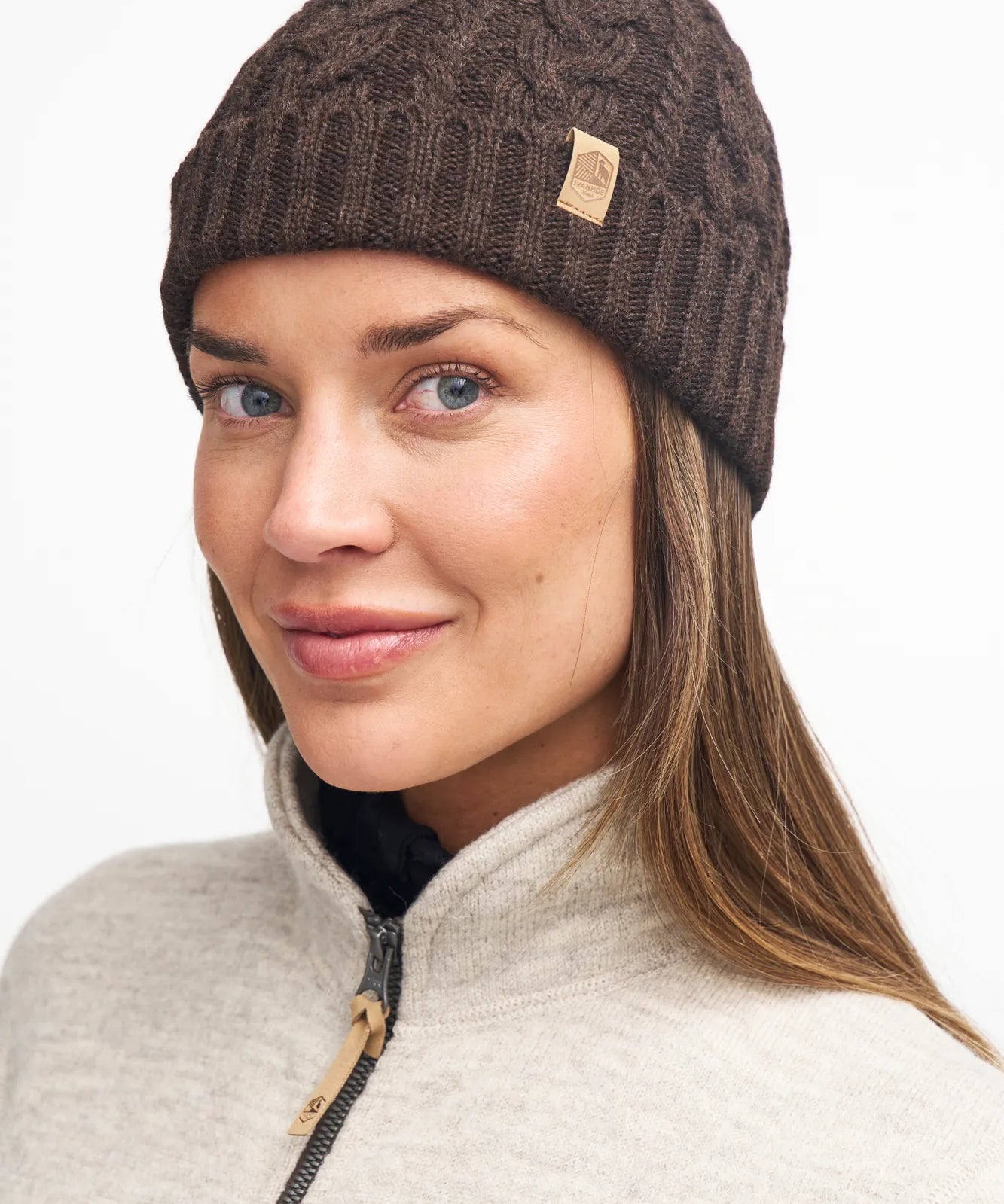 NLS CABLE HAT, 100% OFÄRGAD ULL — BIRCH - Ivanhoe of Sweden