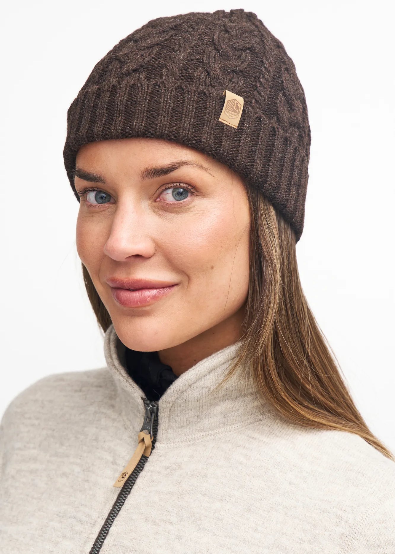 NLS CABLE HAT, 100% OFÄRGAD ULL — BIRCH - Ivanhoe of Sweden