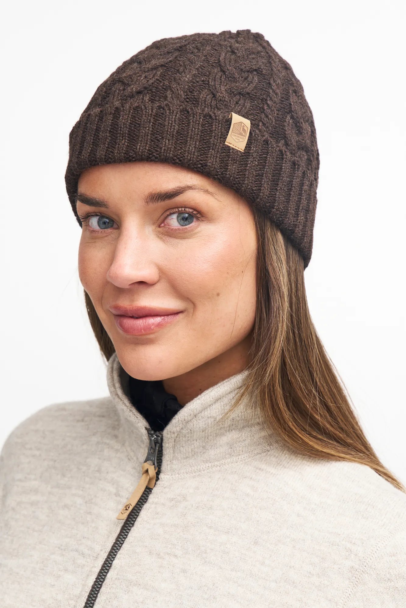 NLS CABLE HAT, 100% OFÄRGAD ULL — BIRCH - Ivanhoe of Sweden