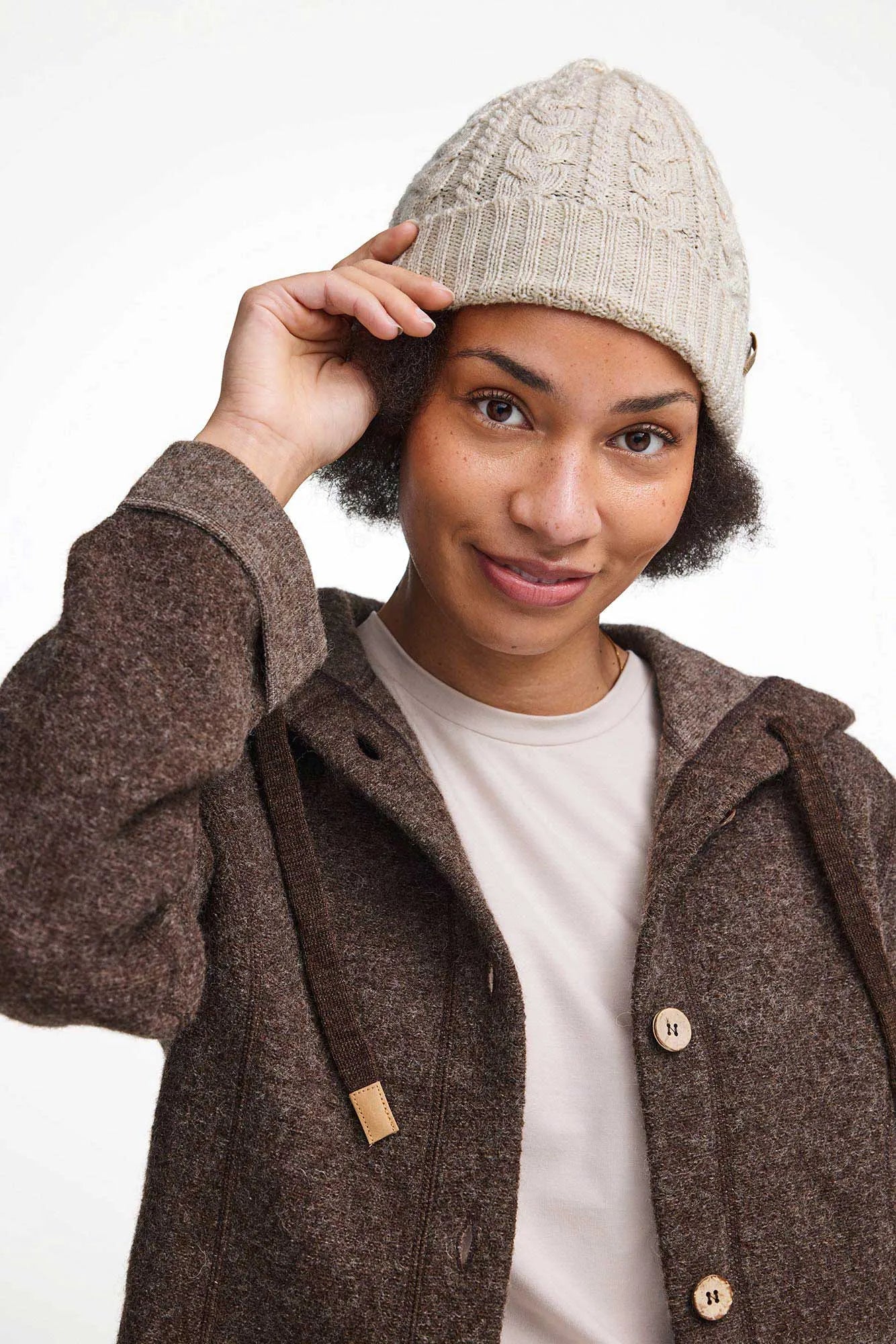 NLS CABLE HAT, 100% OFÄRGAD ULL — BIRCH - Ivanhoe of Sweden